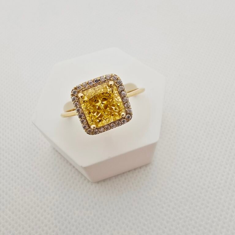 14K GOLD RING/ INEL AUR 14K R0132