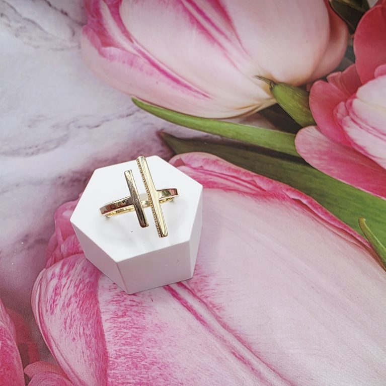 14K GOLD RING/ INEL AUR 14K R0671